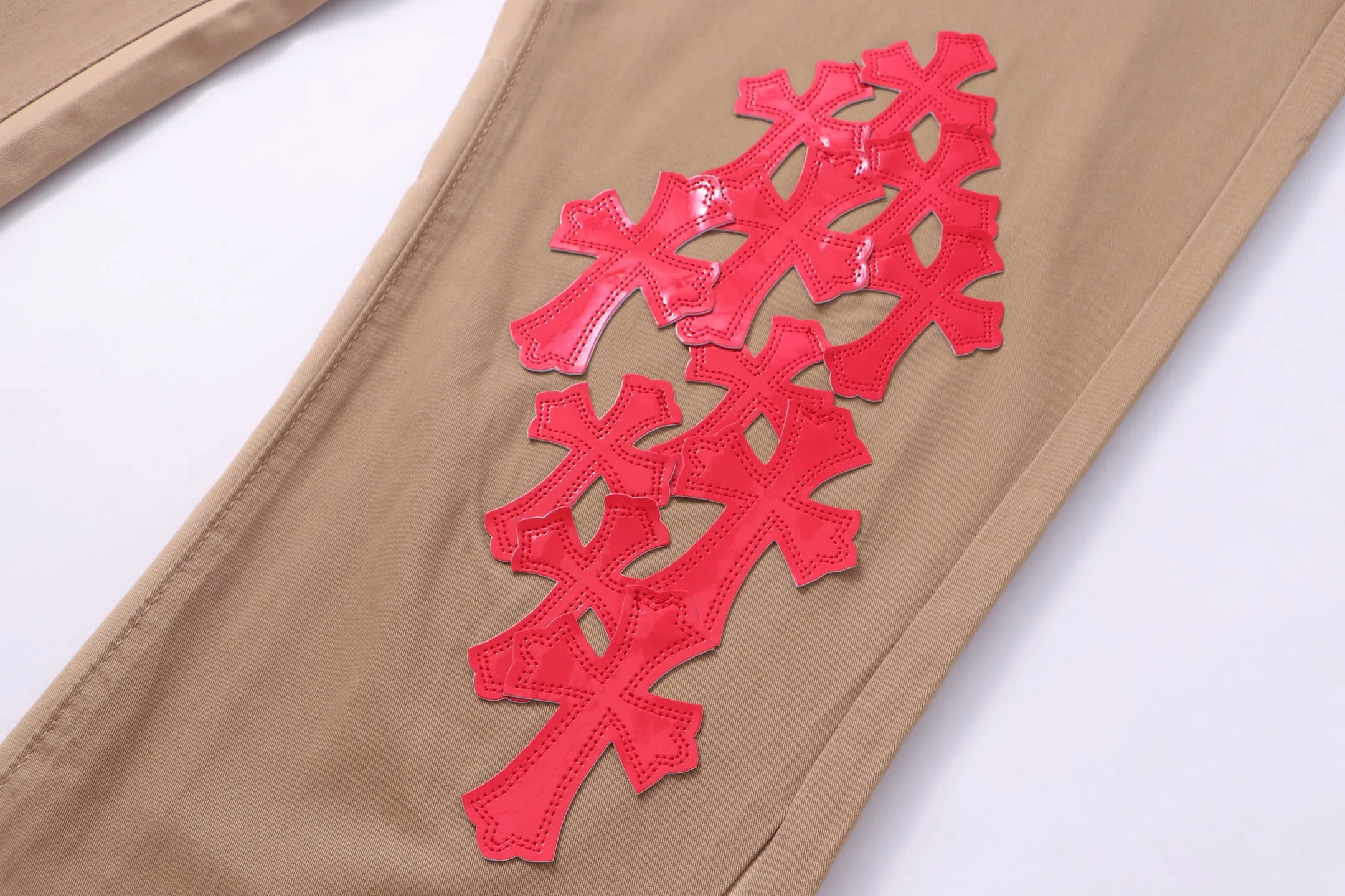 P260 Style number: H011 ChromeHearts & Chrome Heart Khaki bootcut casual pants and jeans. Original hardware and accessories, washed and other hanging tags. The QR code analysis is from the original factory, with a high degree of restoration. You are welcome to compare the products~ Three-dimensional version Loose and comfortable, not picky about body shape, taller and slimmer, factory Seiko, original factory quality control, same style for men and women, can be matched with couples, versatile recommendation, must-have jeans for all seasons, fashionistas have been disappointed From the quality selection of fabrics, the tailoring of details, and the matching of patterns, everything is impeccable! The upper body is so handsome when worn...it can be easily worn by men, women and children! The craftsmanship is made of heavy-duty washed pure cotton denim fabric. After washing, it is soft and thick and looks very stylish when worn. Size: 28, 30, 32, 34, 36 (S-XXL) Color: Khaki